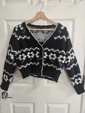 Haute Monde Black and White Floral Pattern V-Neck Cardigan Sweater